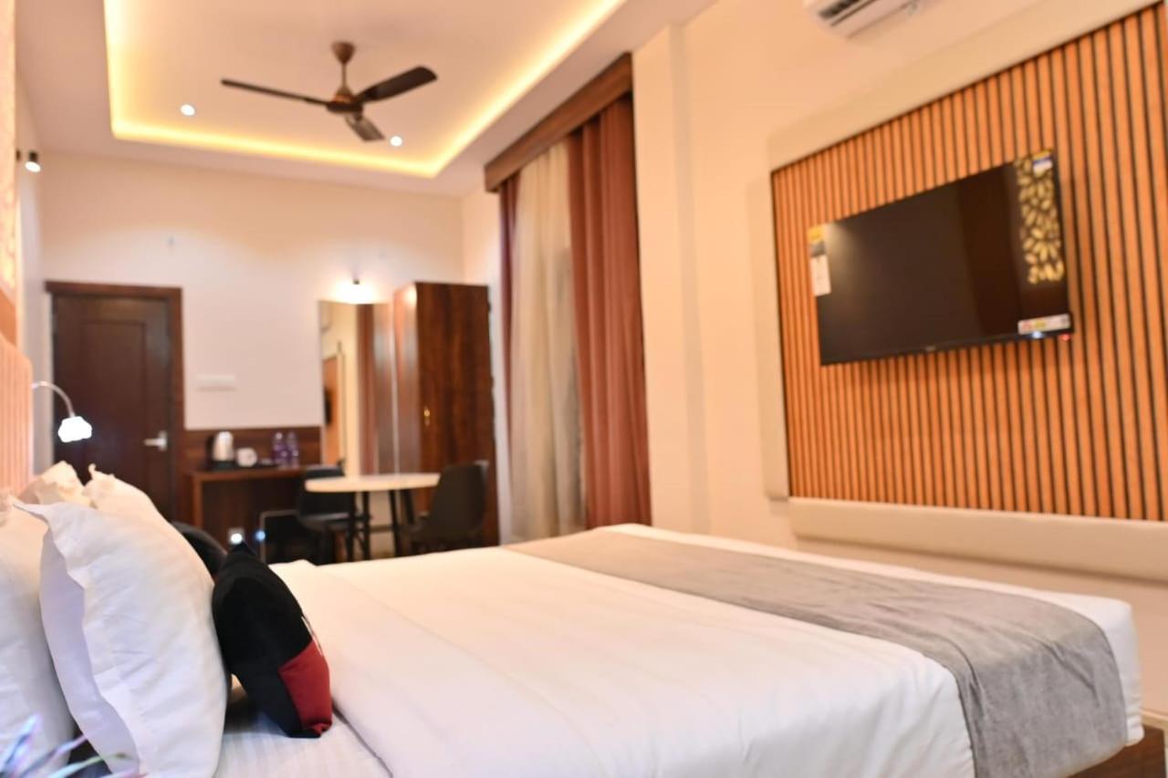 The Apple Tree Hotel Indore Eksteriør bilde